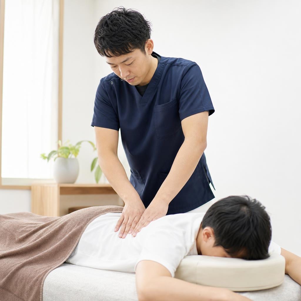 腰部の筋膜調整施術の様子